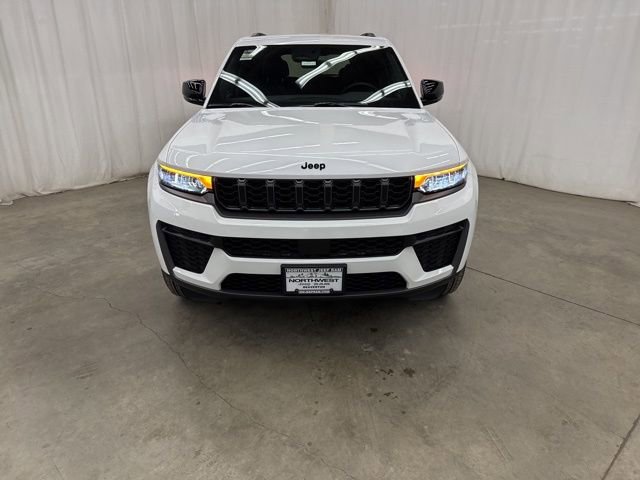 New 2026 Jeep Grand Cherokee Altitude image 2