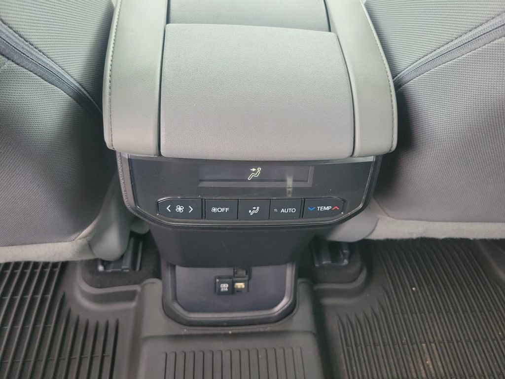 Used 2020 Toyota Highlander LE AWD/4WD image 14