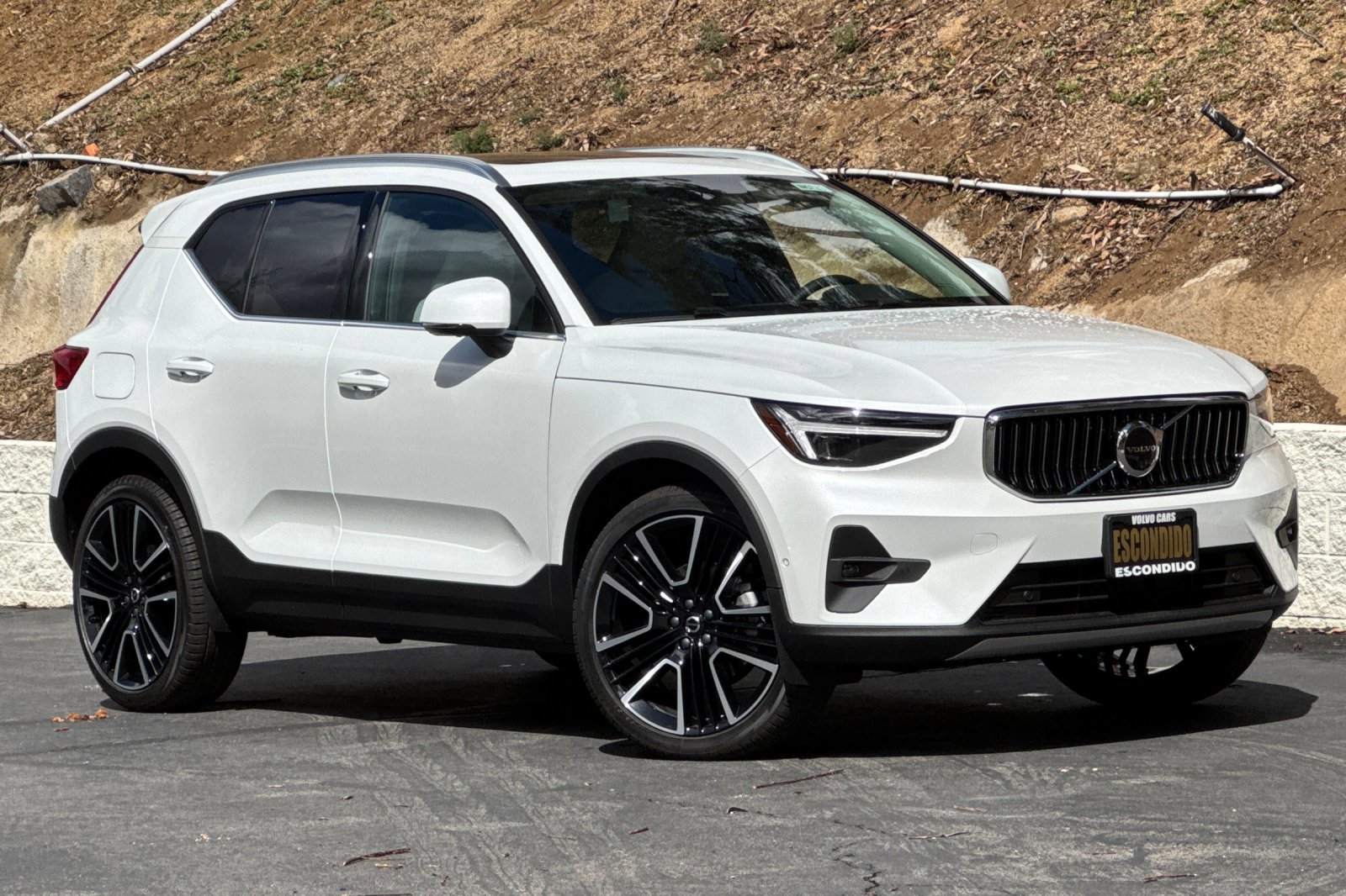 New 2025 Volvo XC40 B5 Ultra image 2
