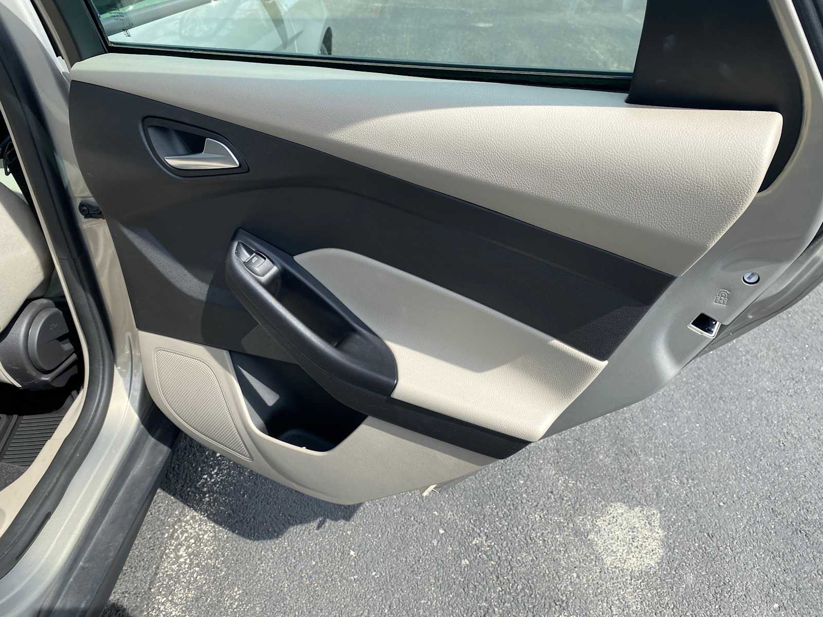 Used 2016 Ford Focus SE w/ SE Cold Weather Package image 32