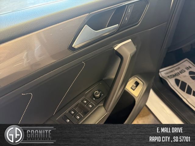 Used 2024 Volkswagen Tiguan SE w/ Panoramic Sunroof Package image 11