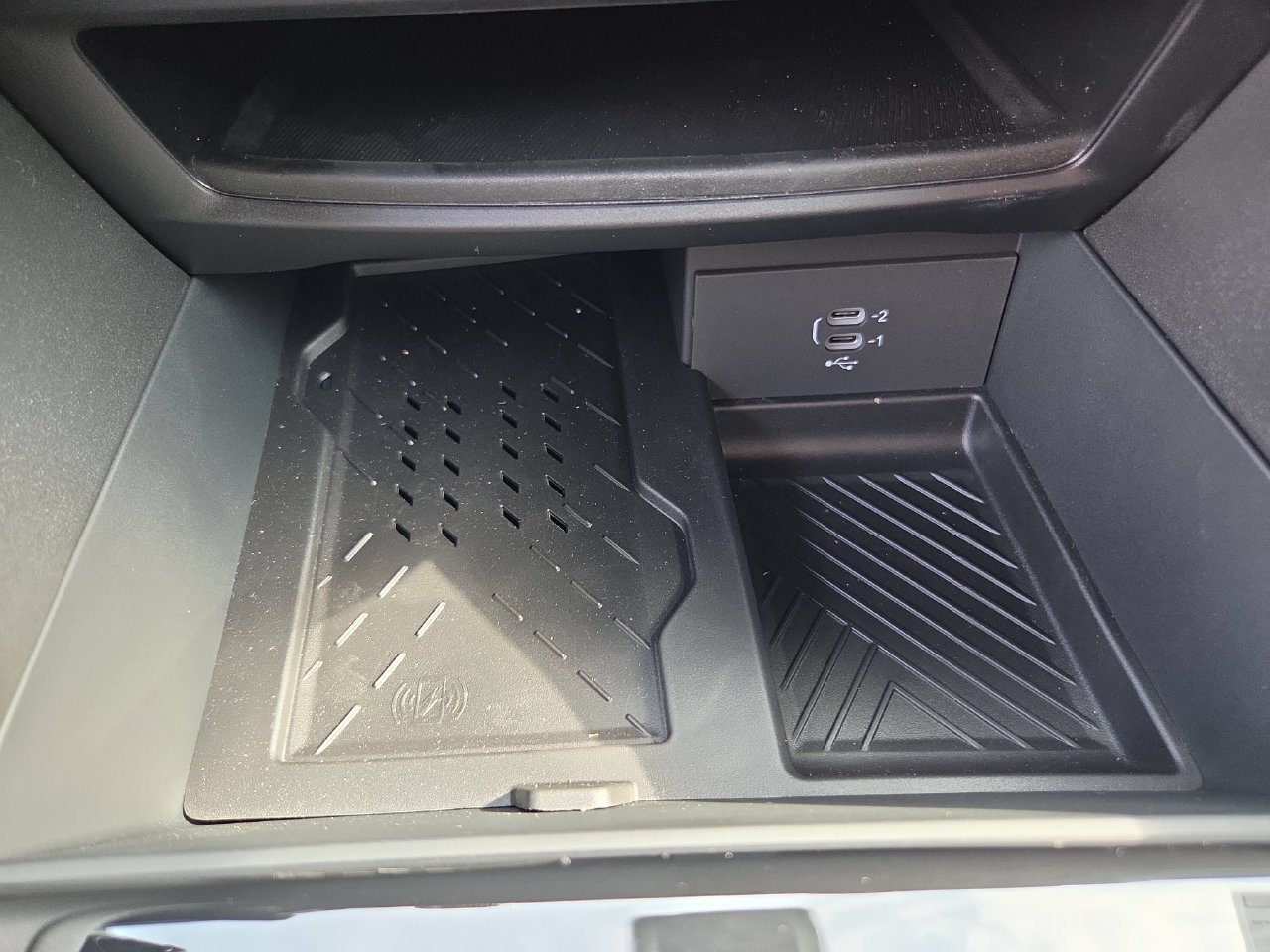 New 2027 Chrysler Pacifica Limited w/ Family Tech Group FWD image 29