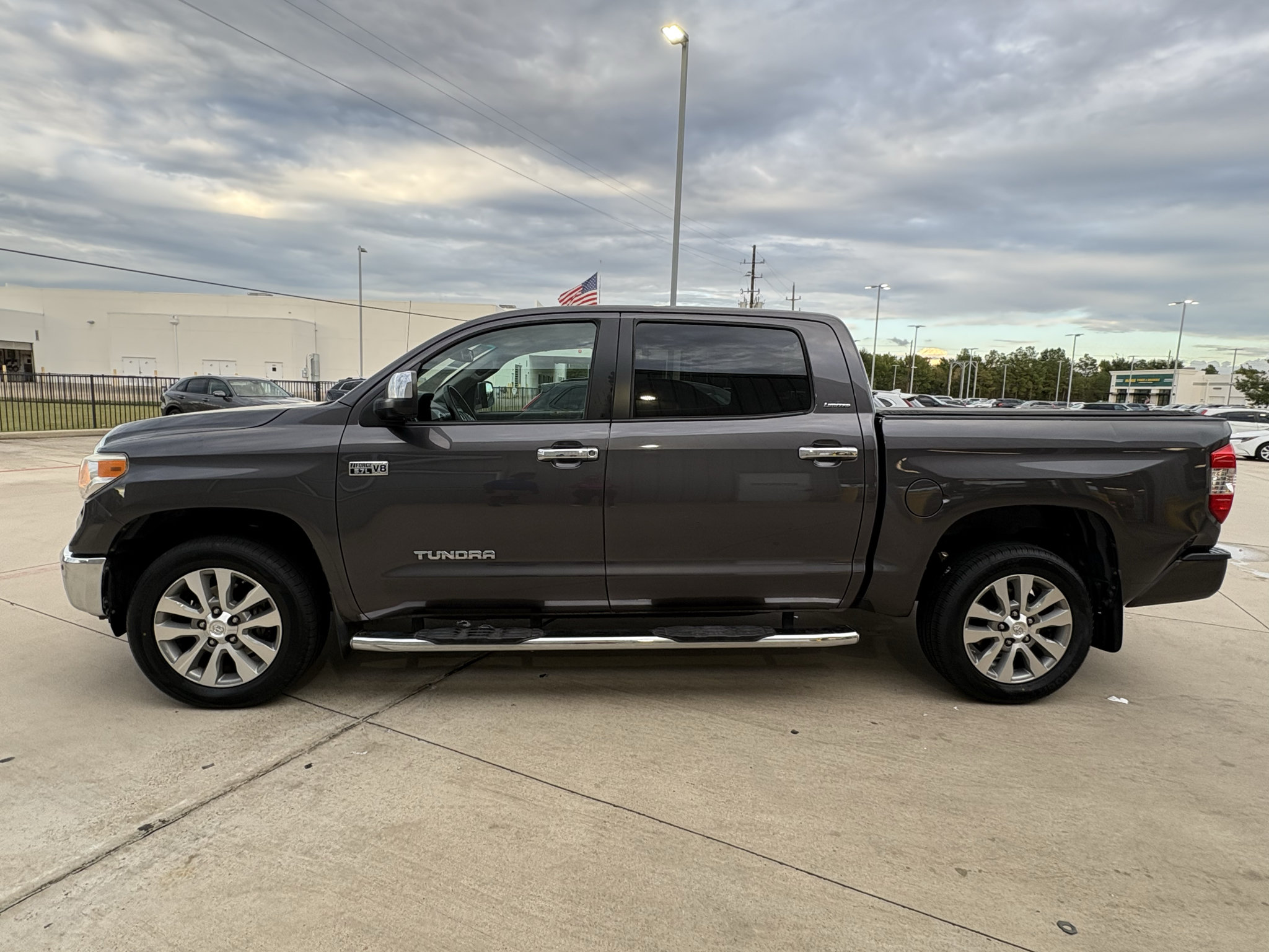 Used 2017 Toyota Tundra Limited w/ Limited Premium Package RWD image 5