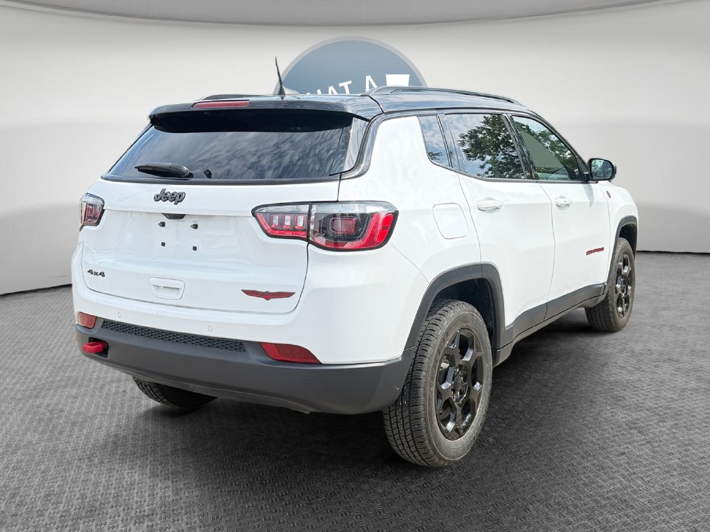 Used 2023 Jeep Compass Trailhawk w/ Trailhawk Convenience Group AWD/4WD image 3