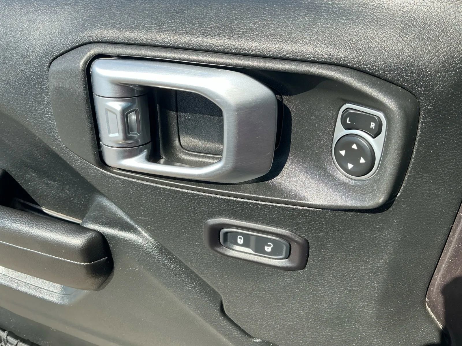 Used 2018 Jeep Wrangler Unlimited Sport S image 11