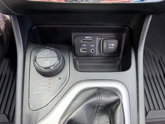 Used 2016 Jeep Cherokee Overland AWD/4WD image 18