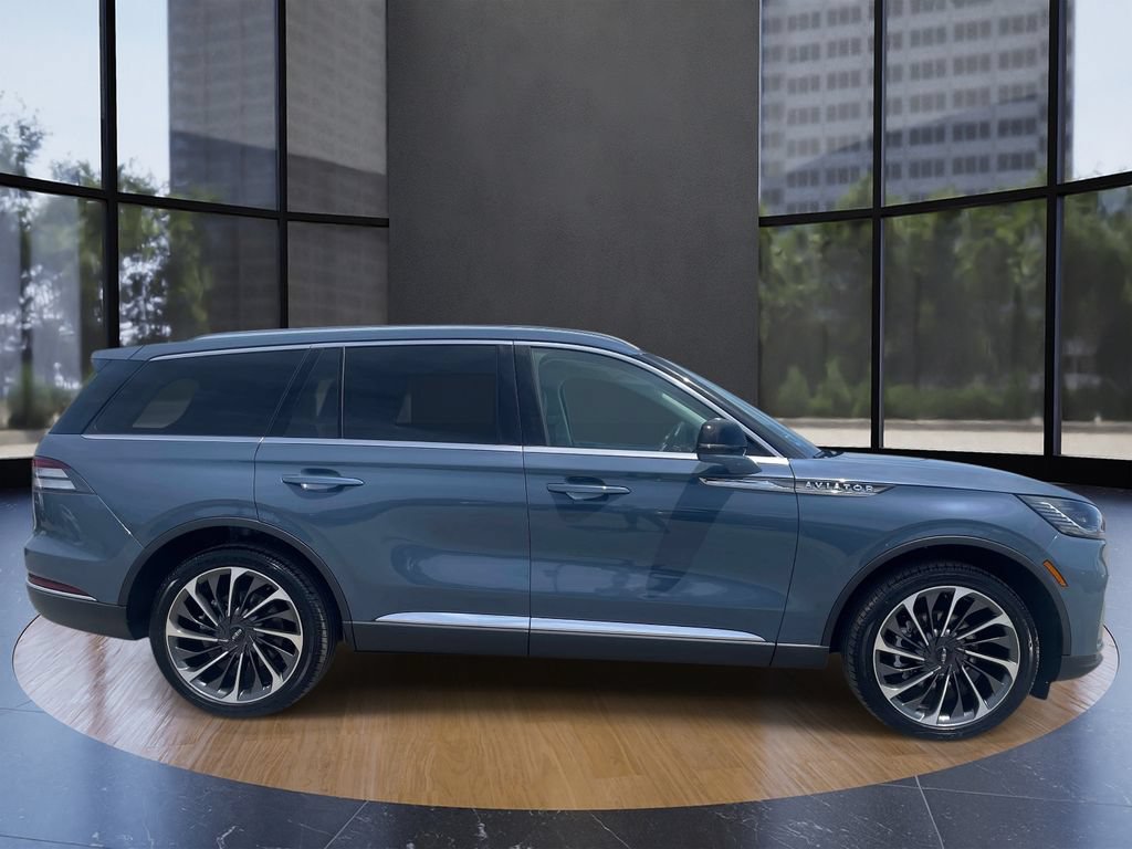 Used 2026 Lincoln Aviator Reserve AWD/4WD image 2