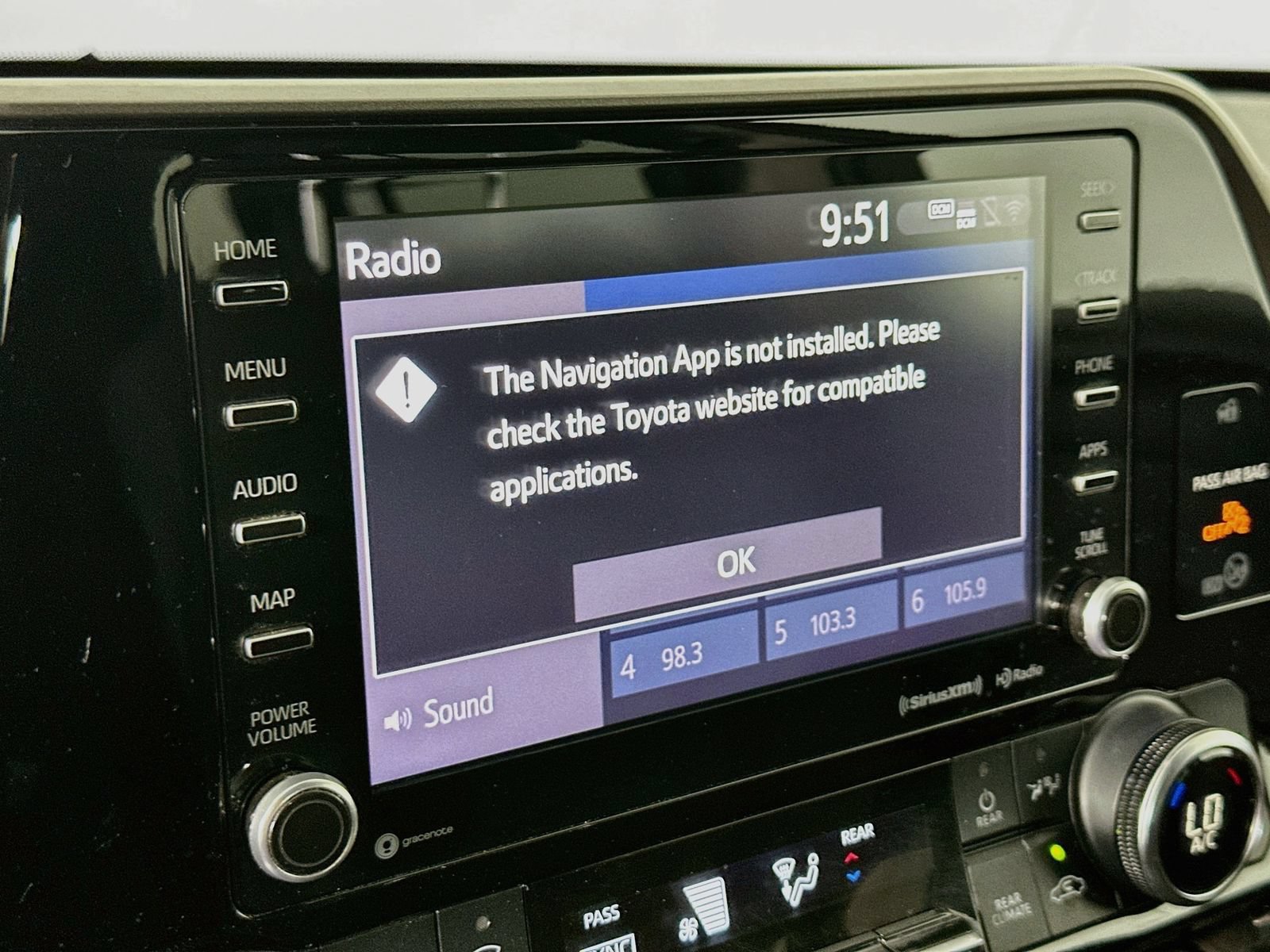 Used 2021 Toyota Highlander LE FWD image 13