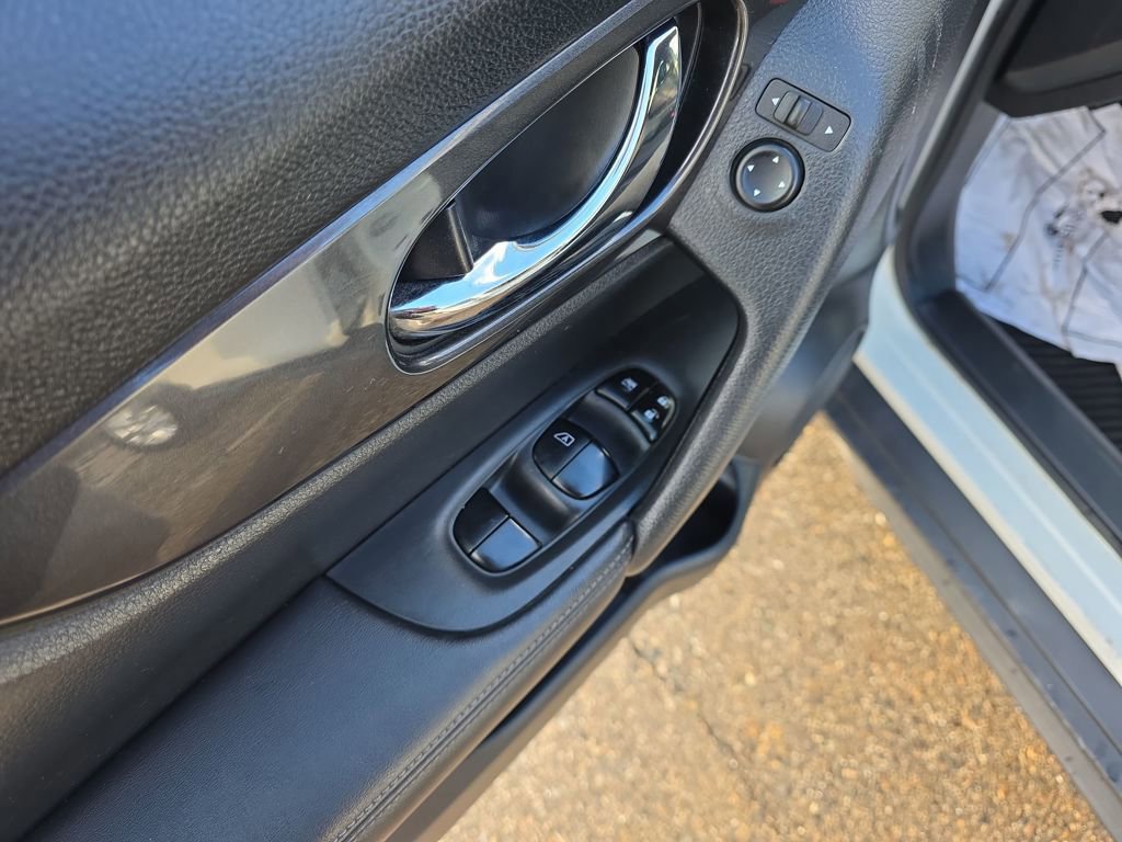 Used 2018 Nissan Rogue SV image 11