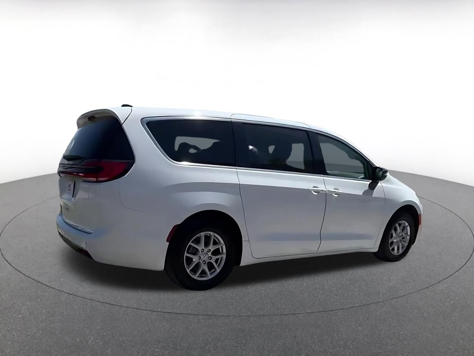 Used 2024 Chrysler Pacifica Touring-L FWD image 15