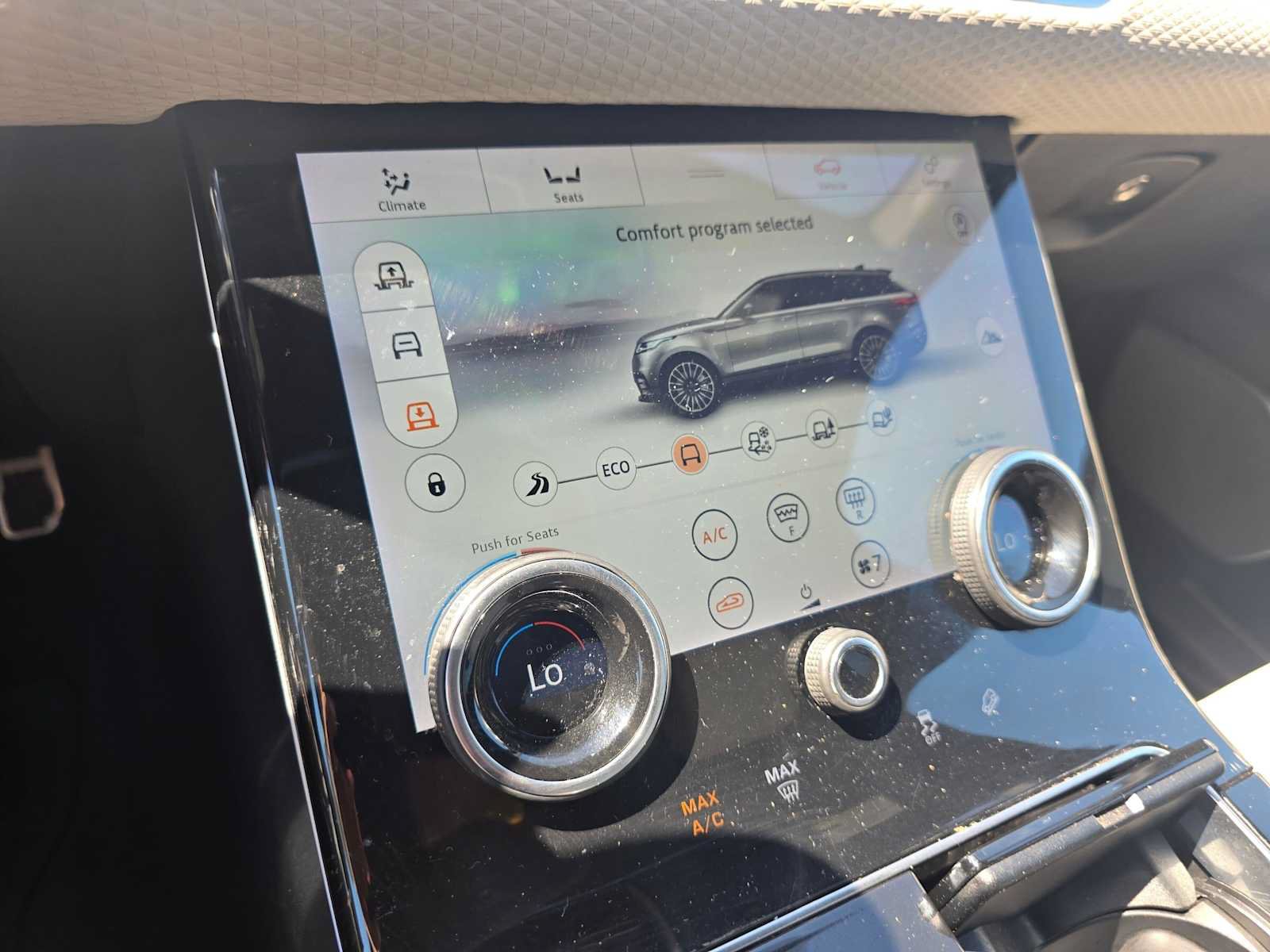 Used 2019 Land Rover Range Rover Velar R-Dynamic SE AWD/4WD image 32
