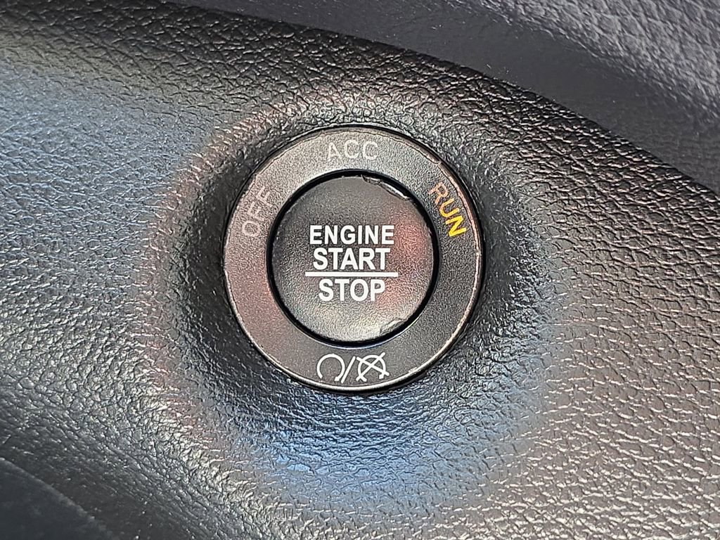 Used 2018 Jeep Cherokee Latitude Plus AWD/4WD image 27