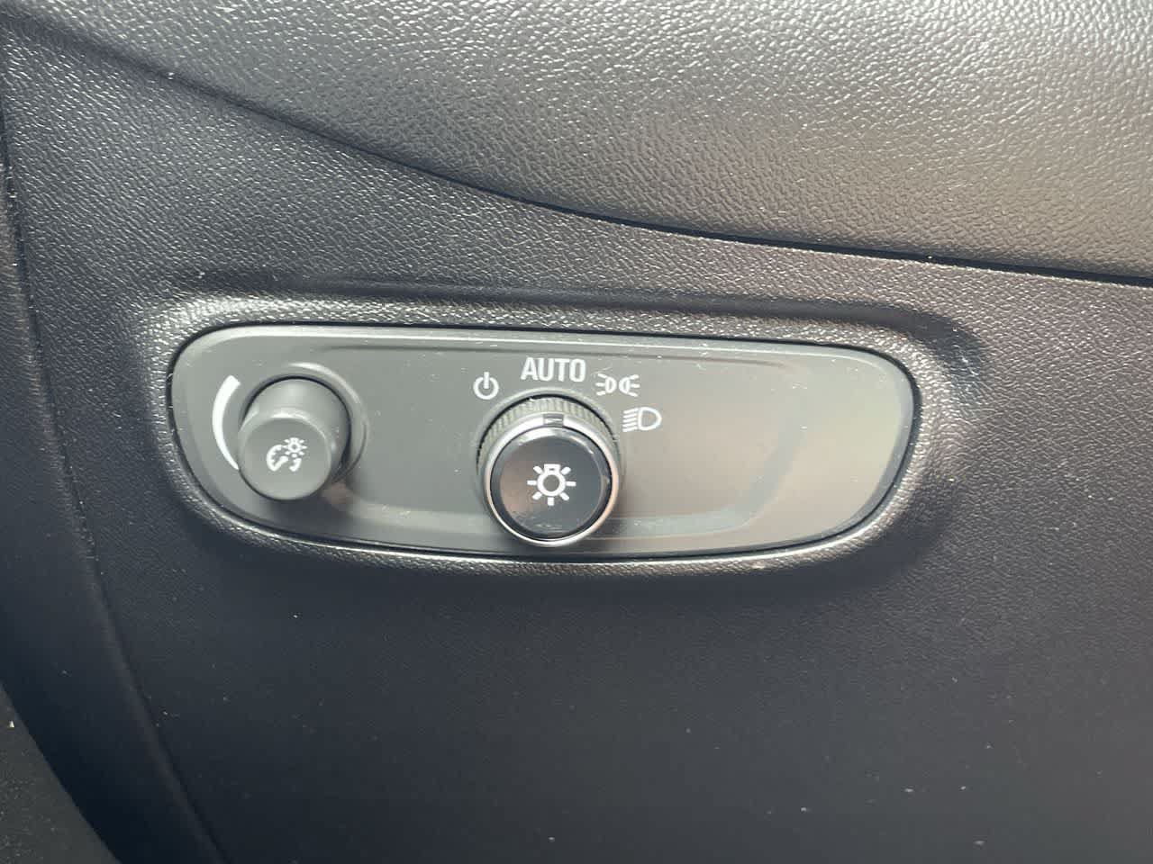 Used 2018 Chevrolet Equinox LT w/ Sun & Infotainment Package FWD image 28