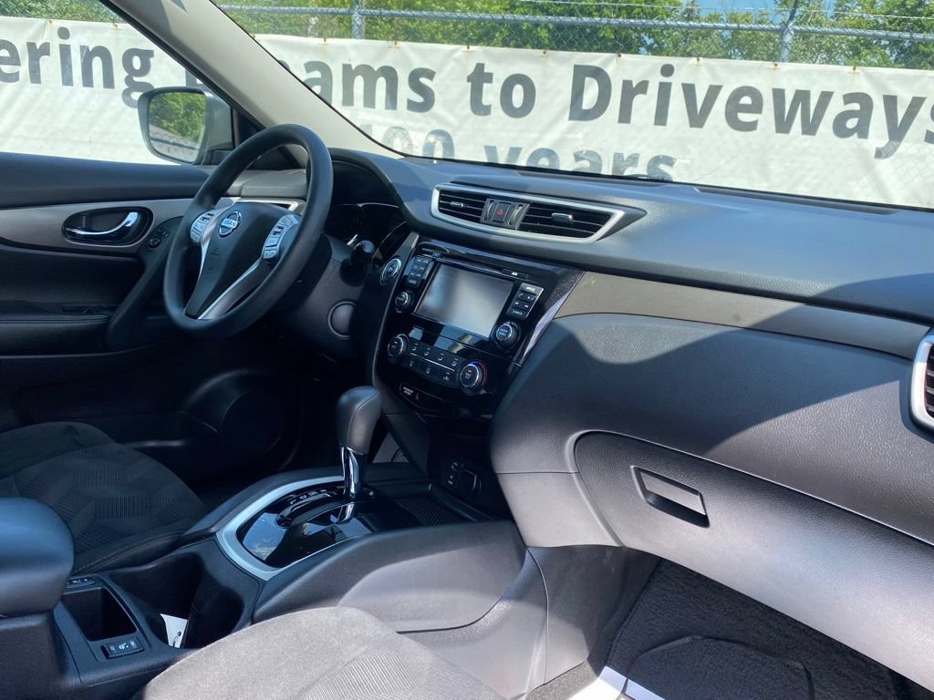 Used 2016 Nissan Rogue SV AWD/4WD image 18