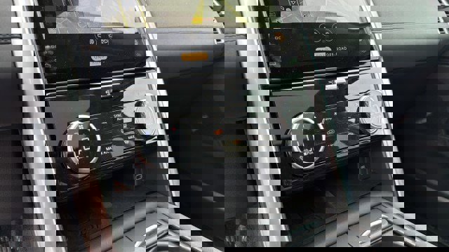 Used 2024 Land Rover Discovery S image 27