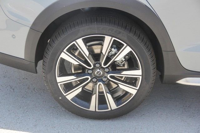 New 2025 Volvo V60 B5 Cross Country Ultra w/ Protection Package Premier image 9