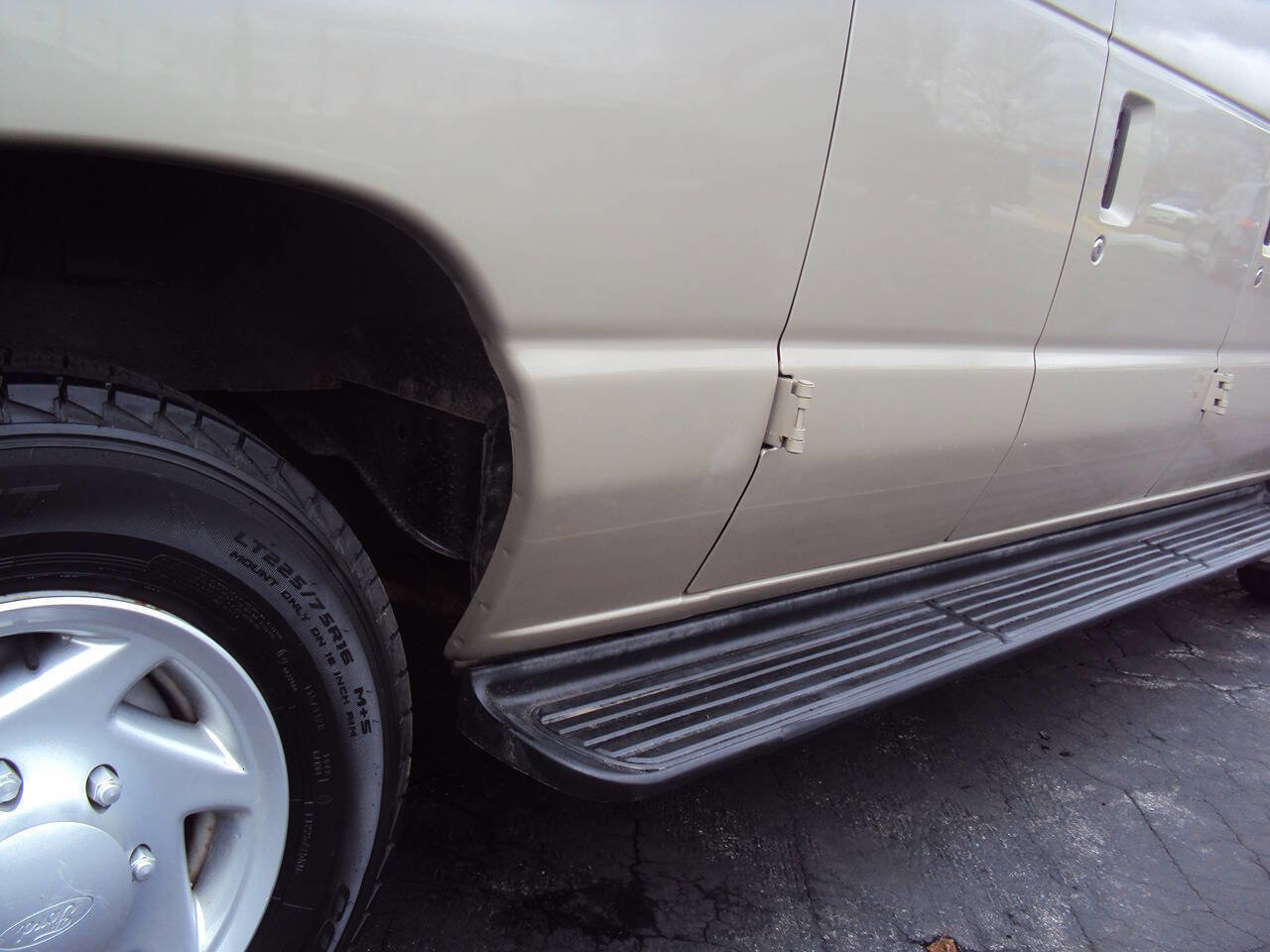 Used 2011 Ford E-150 and Econoline 150 Wagon image 6