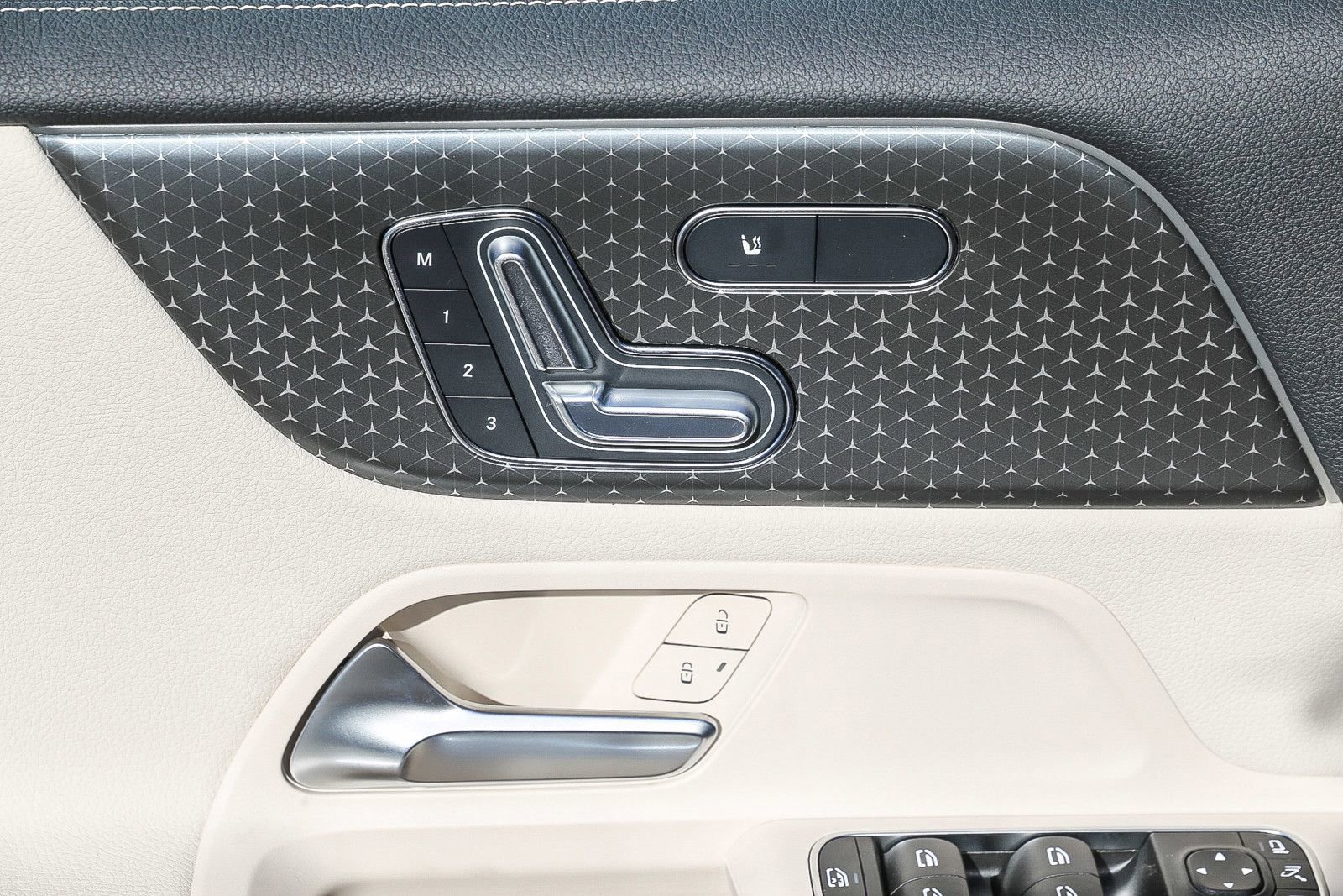 Used 2024 Mercedes-Benz EQB 300 4MATIC image 26