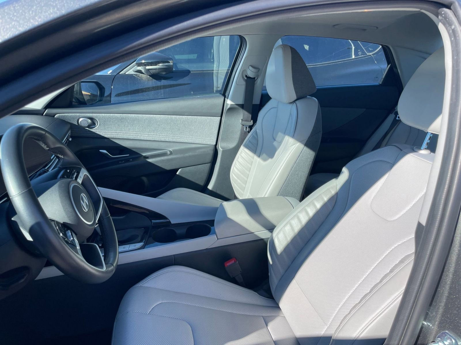 Used 2025 Hyundai Elantra Limited image 36