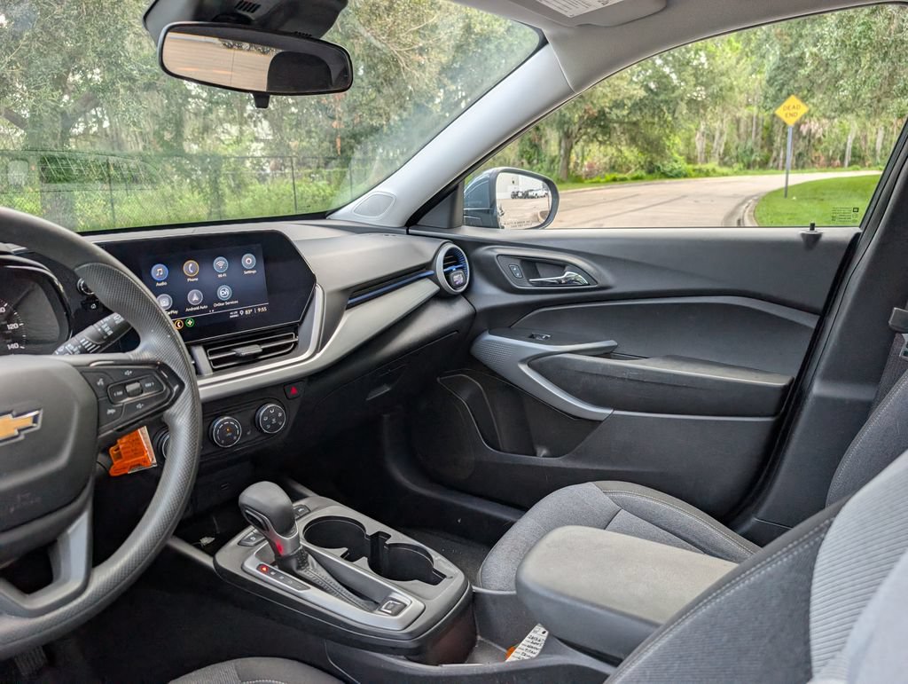 Used 2025 Chevrolet Trax LS w/ LS Convenience Package FWD image 14