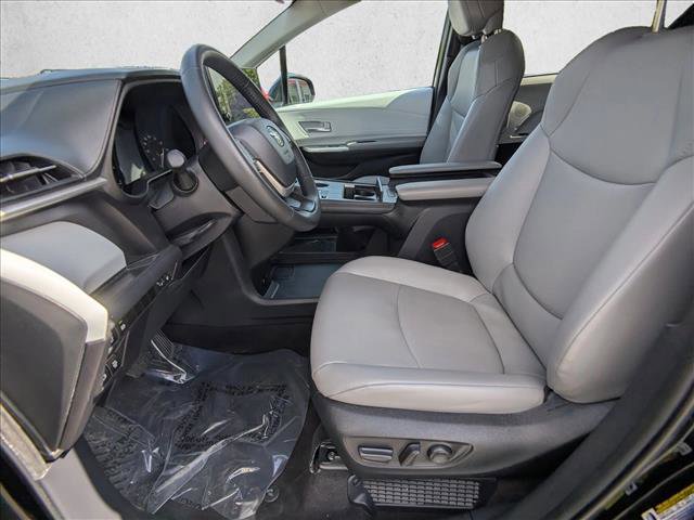 Used 2025 Toyota Sienna XLE FWD image 16