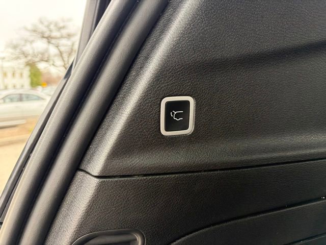 Used 2022 Chrysler Pacifica Limited w/ Uconnect Theater Family Group FWD image 29