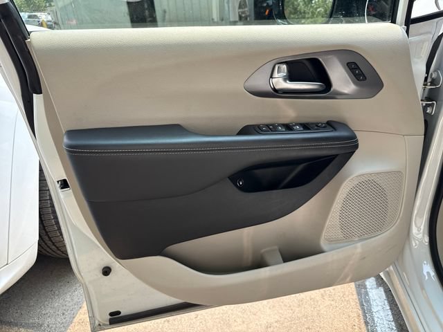 Used 2024 Chrysler Pacifica Limited FWD image 16