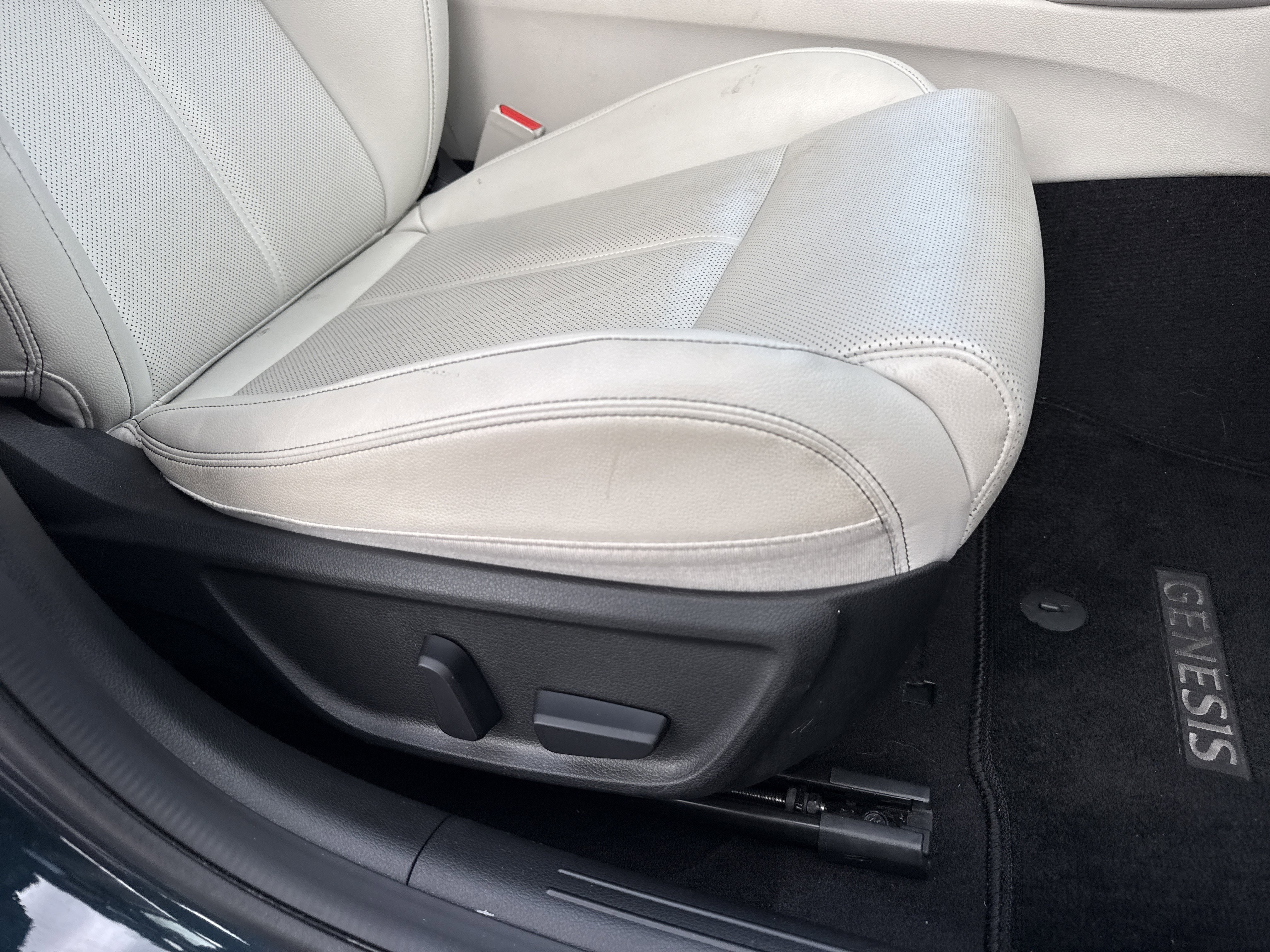 Used 2024 Genesis G70 2.5T image 25