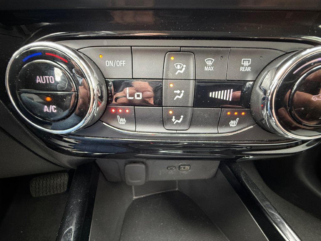 Used 2025 Chevrolet Trax LT w/ LT Convenience Package FWD image 32