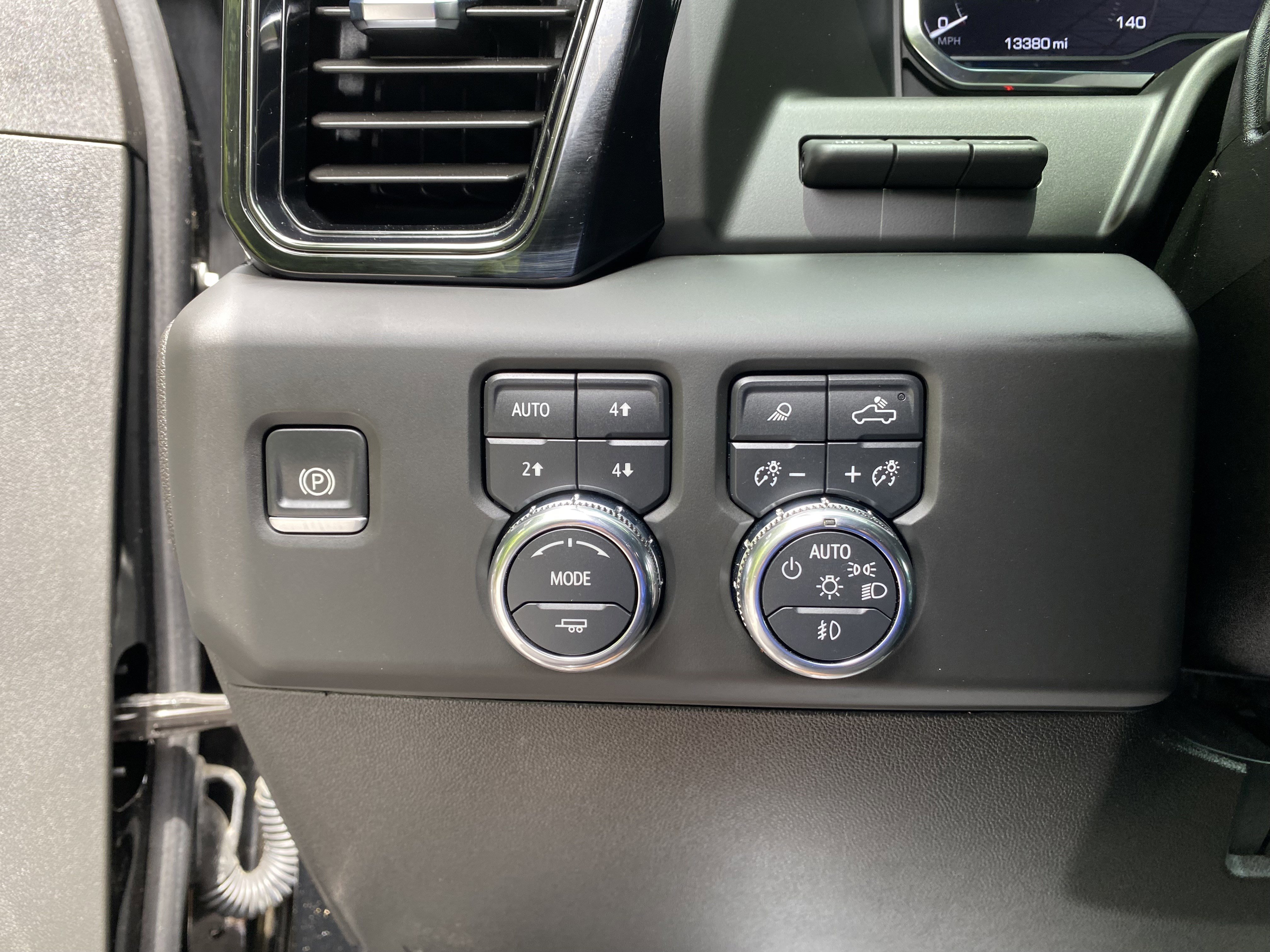 Used 2025 GMC Sierra 2500 AT4 w/ AT4 Premium Plus Package AWD/4WD image 19
