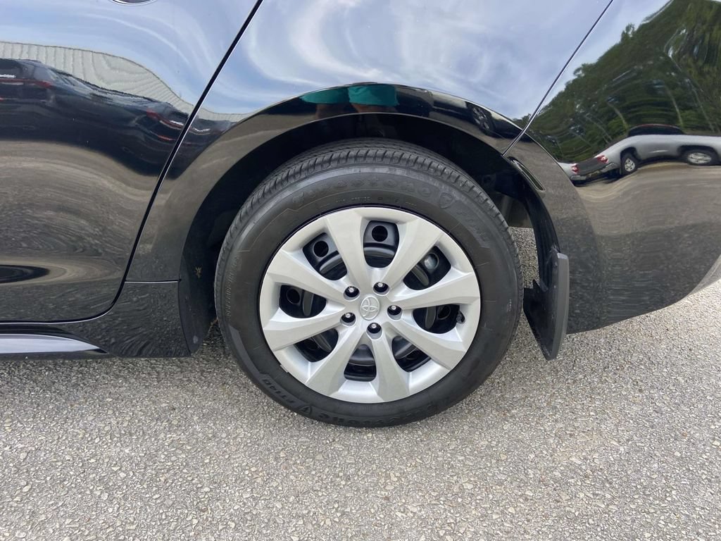 Used 2025 Toyota Corolla LE FWD image 9