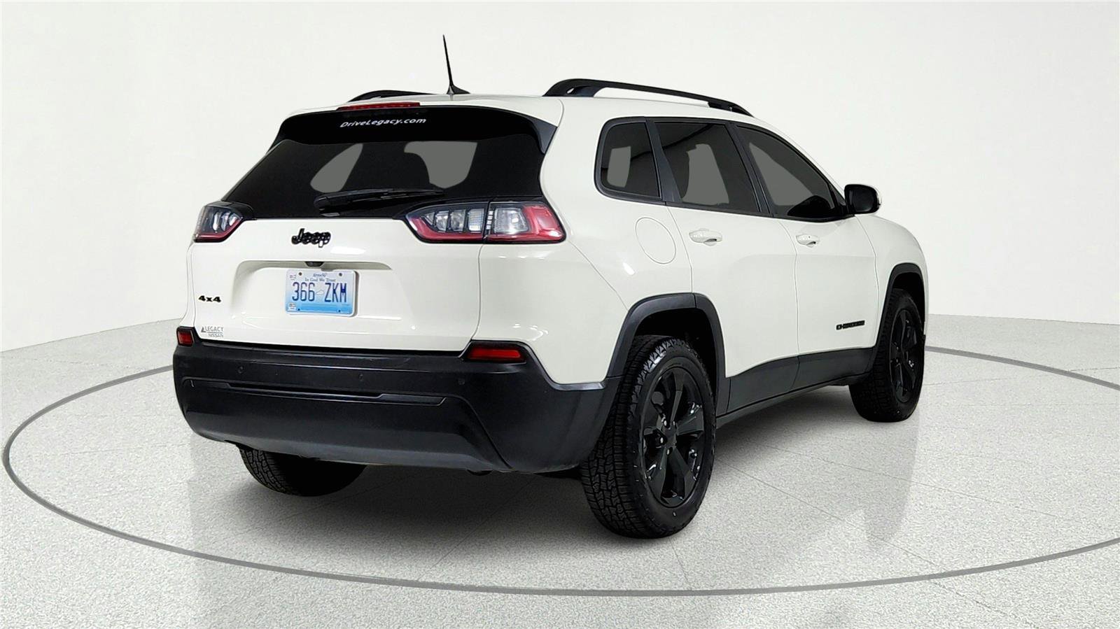Used 2019 Jeep Cherokee Latitude Plus AWD/4WD image 3