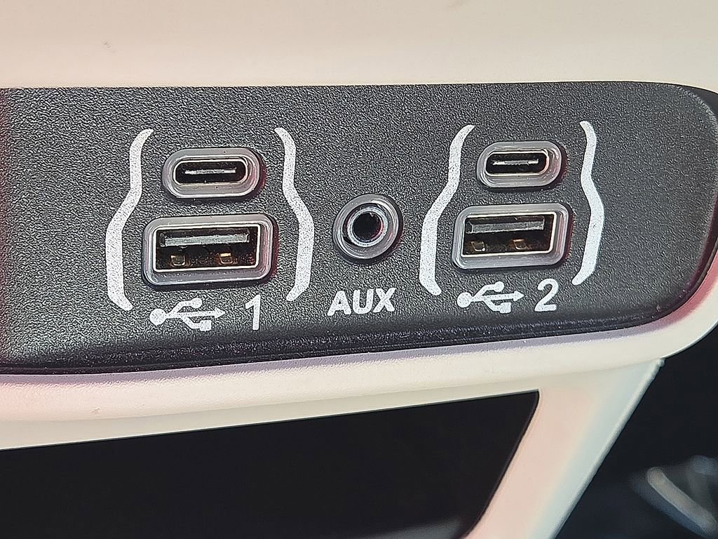 Used 2024 Chrysler Pacifica Touring-L image 27