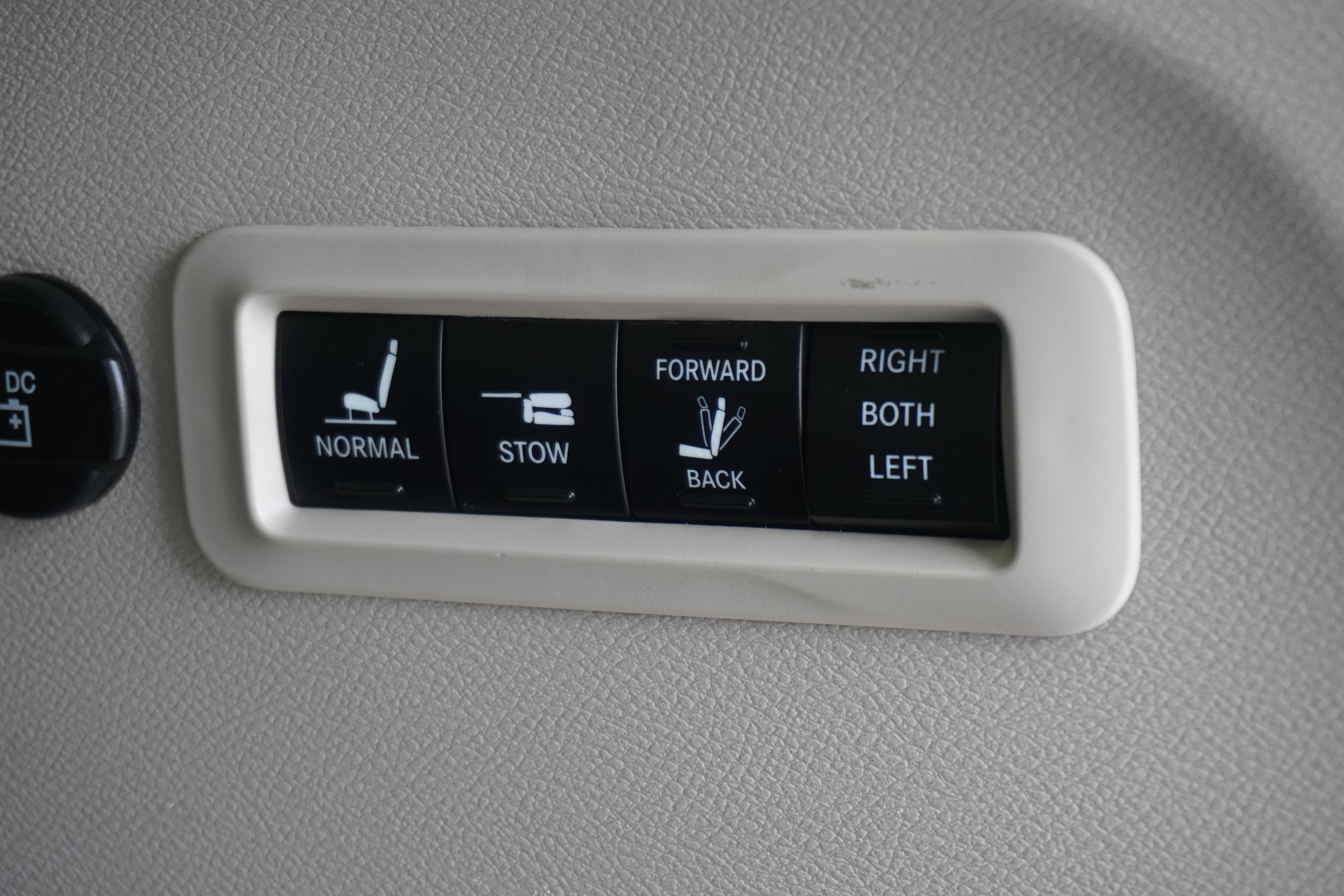 Used 2018 Chrysler Pacifica Limited FWD image 30
