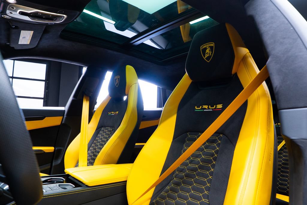 Used 2022 Lamborghini Urus AWD/4WD image 38