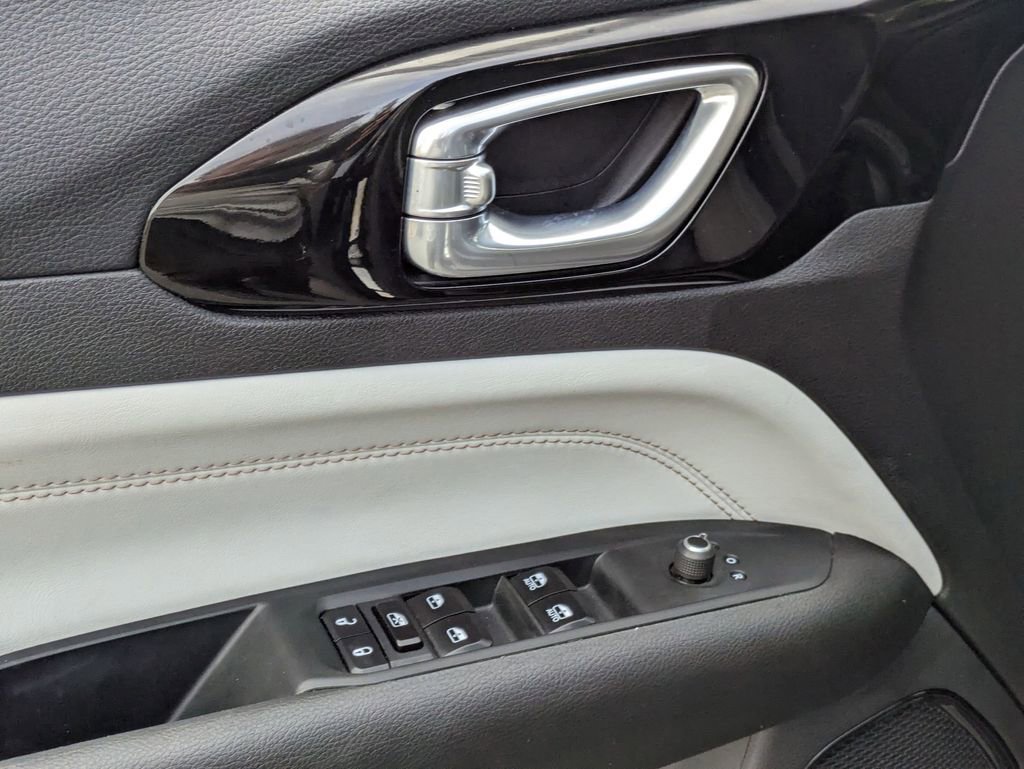 Used 2025 Jeep Compass Limited image 16