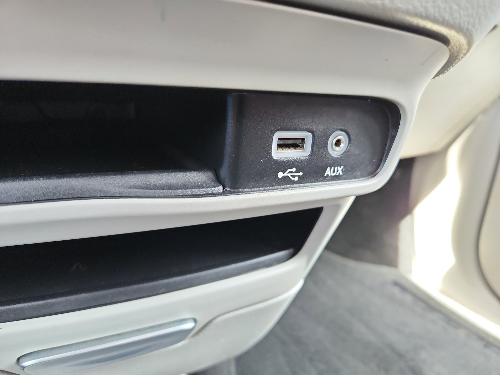 Used 2018 Chrysler Pacifica Touring-L FWD image 17