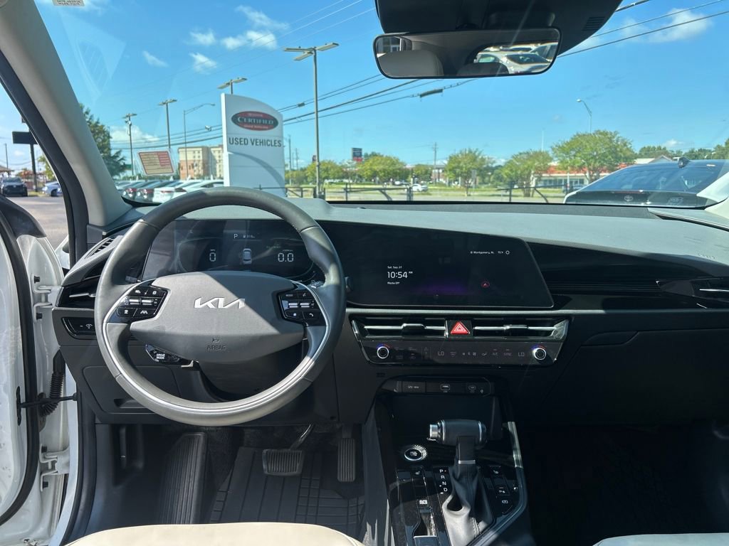 Used 2023 Kia Niro EX image 18