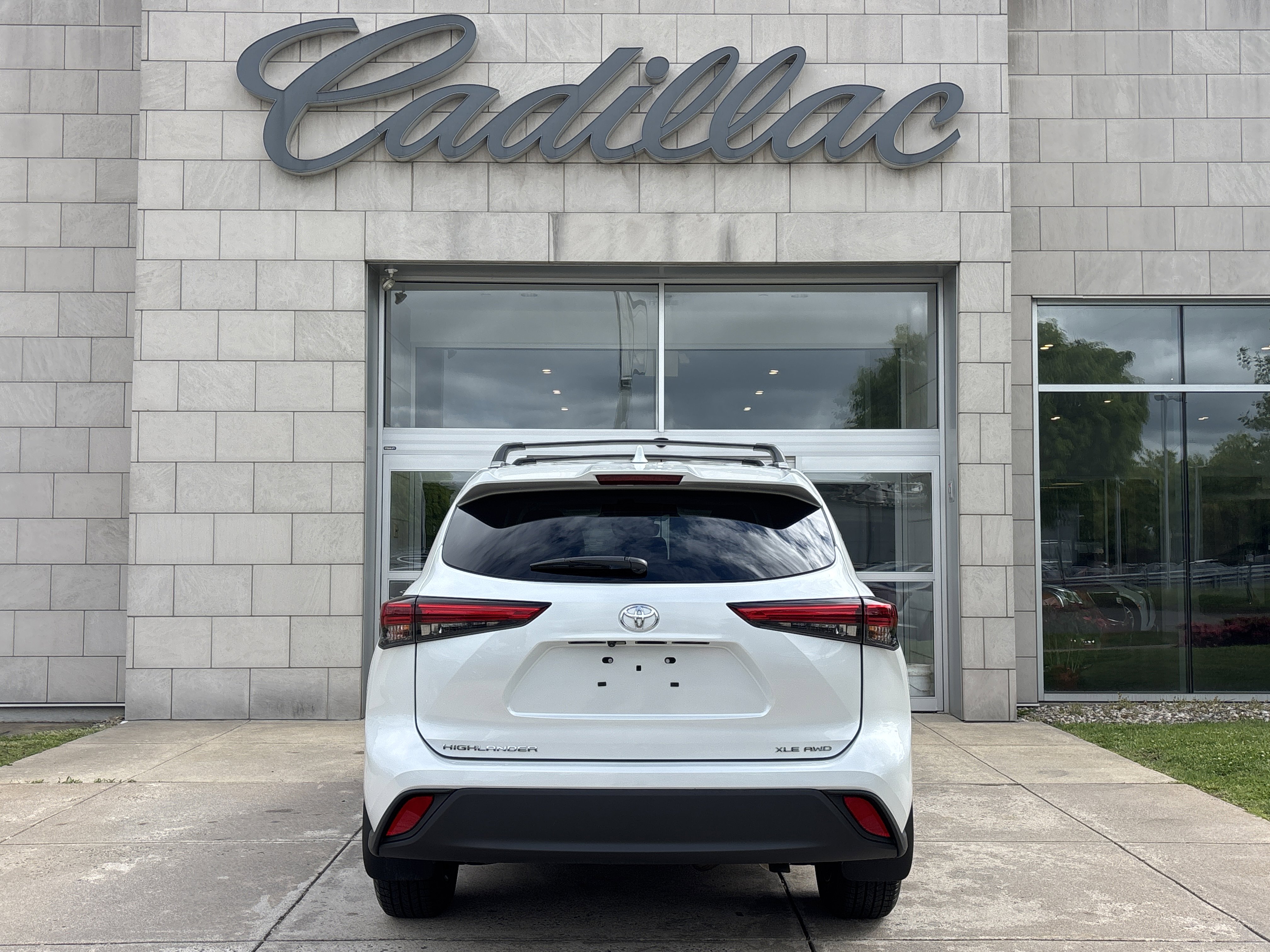 Used 2022 Toyota Highlander XLE AWD/4WD image 6