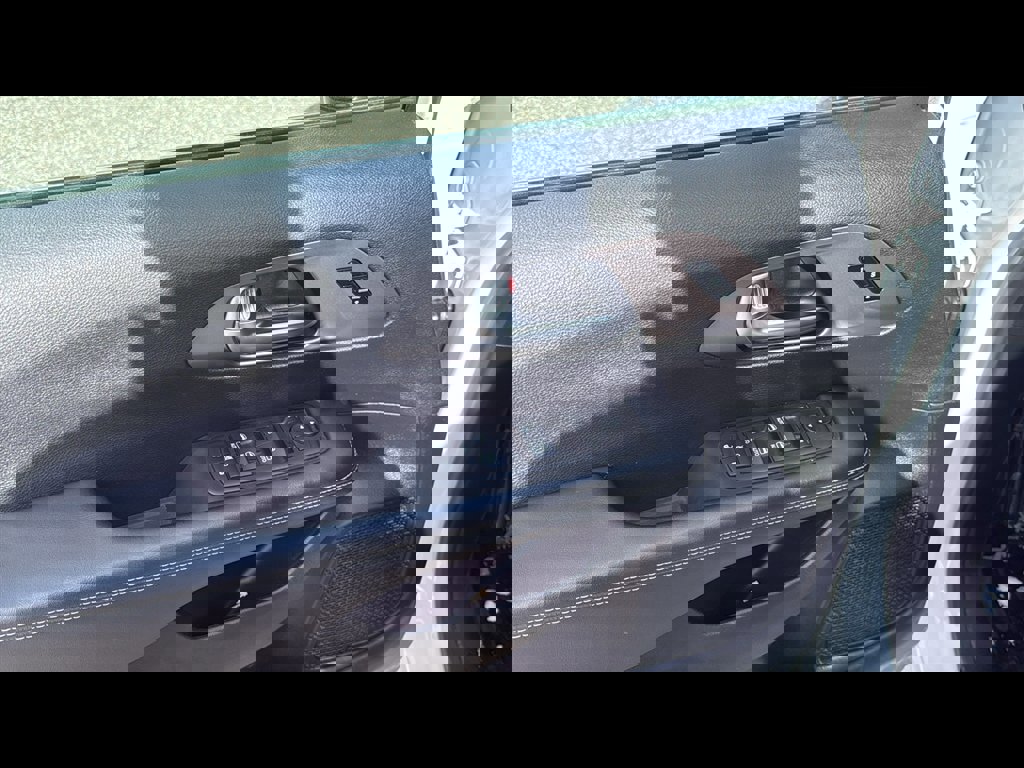 Used 2025 Chrysler Pacifica Select image 7