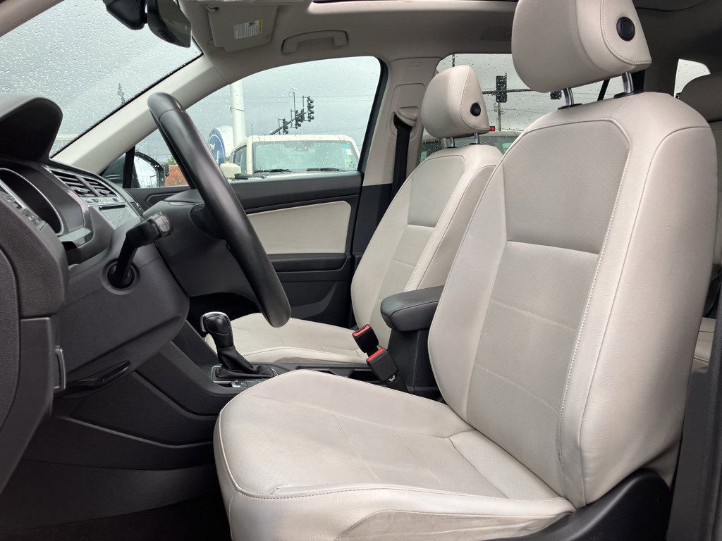 Used 2020 Volkswagen Tiguan SE w/ Panoramic Sunroof Package image 29