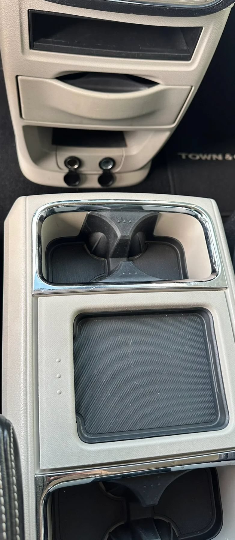 Used 2011 Chrysler Town & Country Touring-L w/ Driver Convenience Group FWD image 21