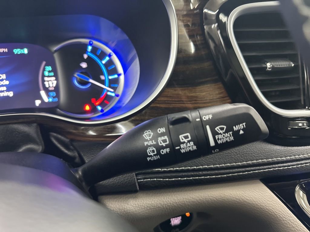 Used 2022 Chrysler Pacifica Limited image 36