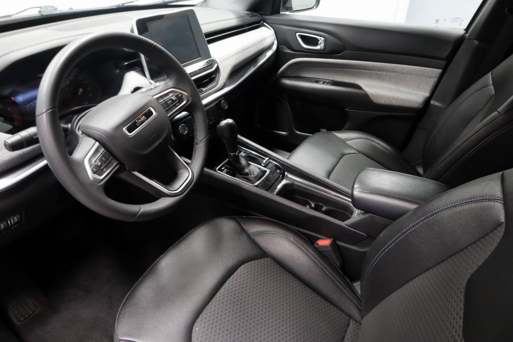 Used 2025 Jeep Compass Latitude image 23