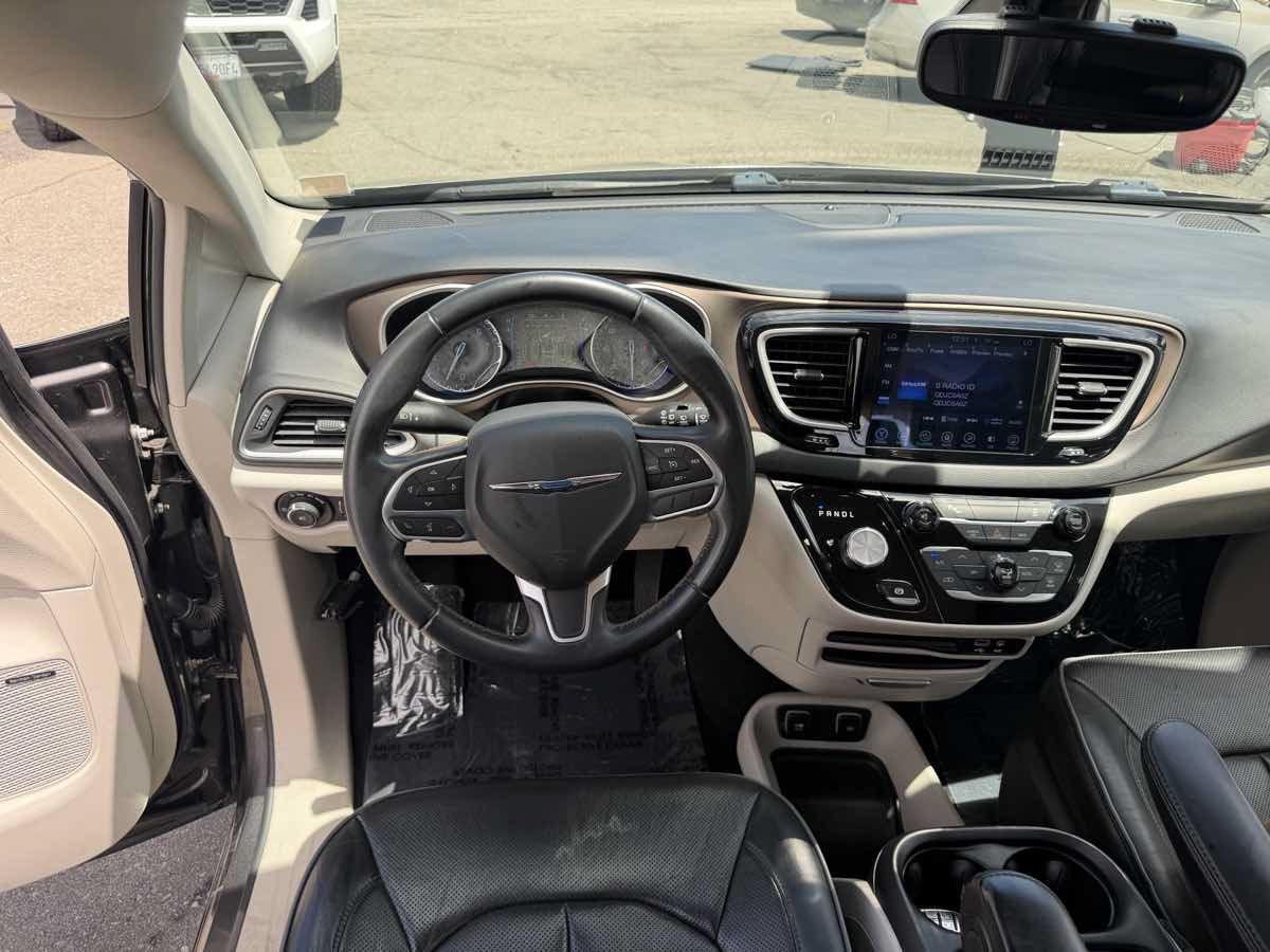 Used 2017 Chrysler Pacifica Touring-L w/ Tire & Wheel Group FWD image 20