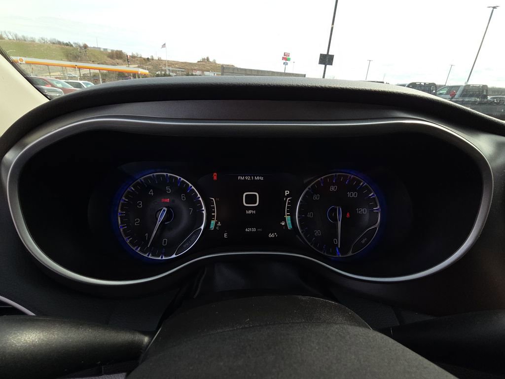 Used 2023 Chrysler Pacifica Touring-L image 16