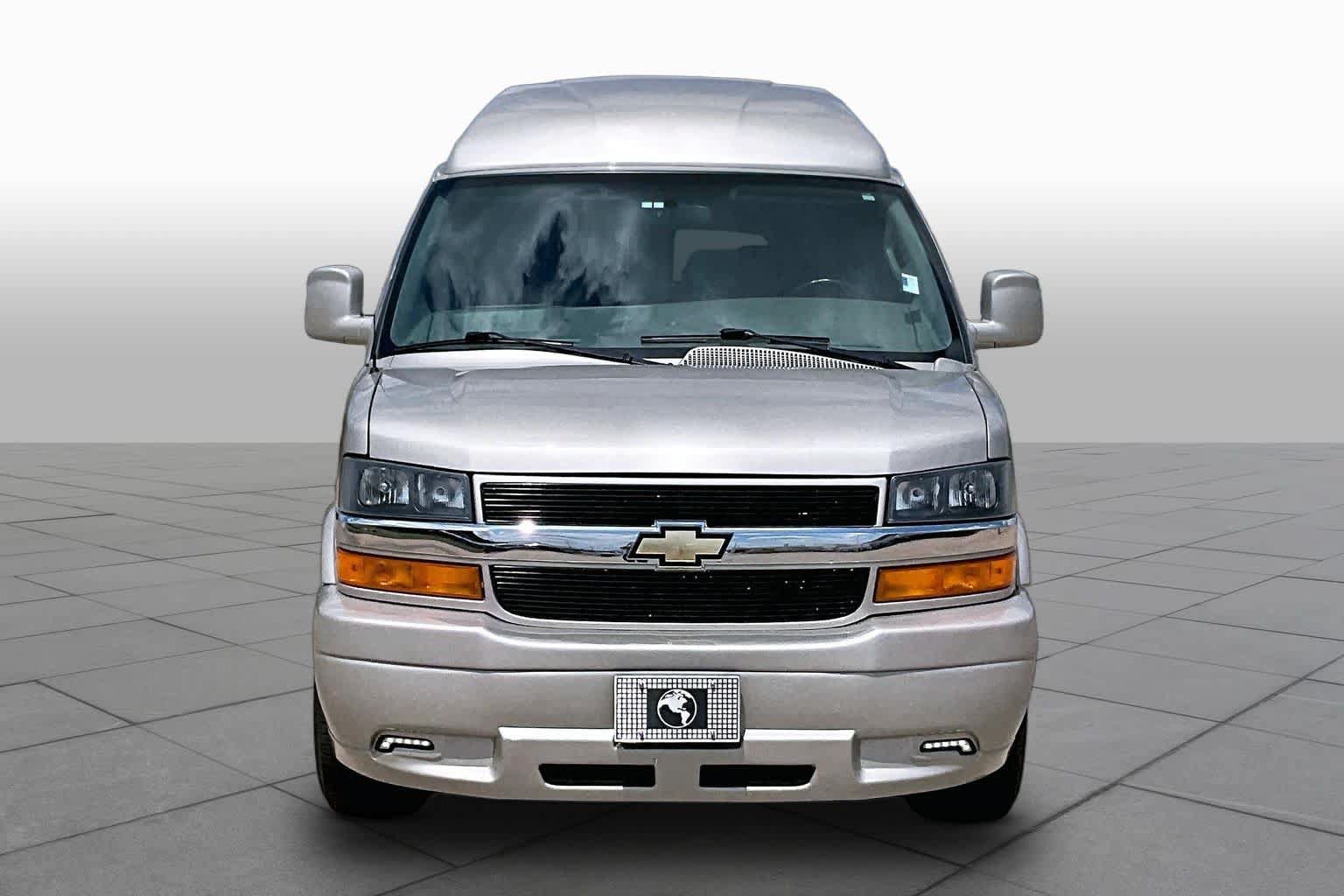 Used 2022 Chevrolet Express 2500 w/ Enhanced Convenience Package RWD image 4