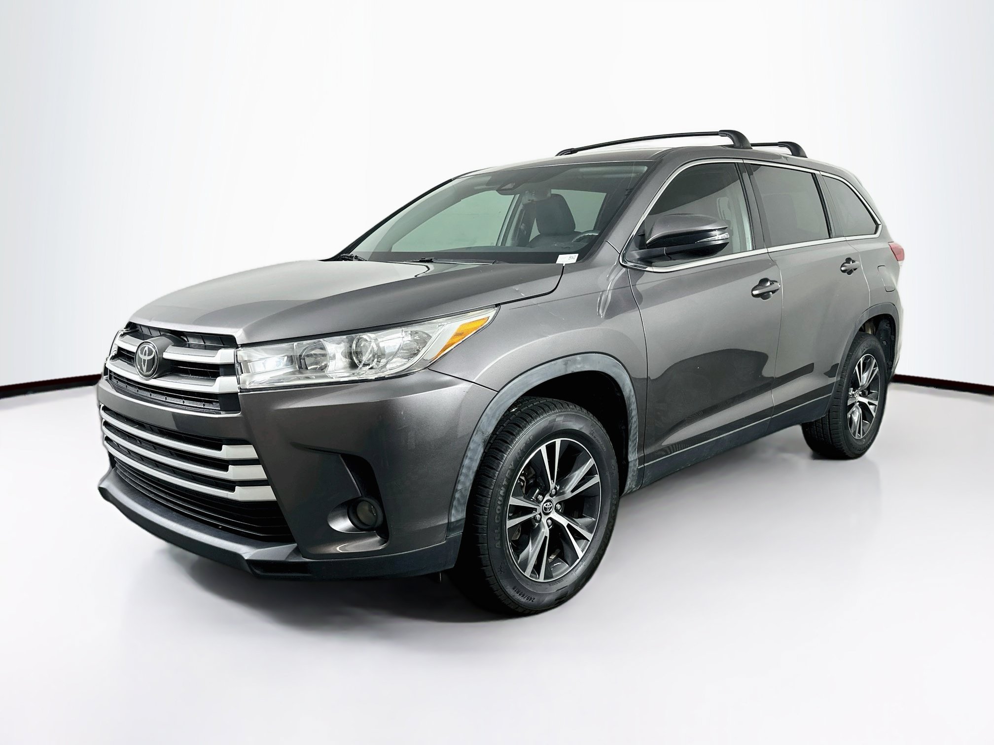 Used 2019 Toyota Highlander LE FWD image 3