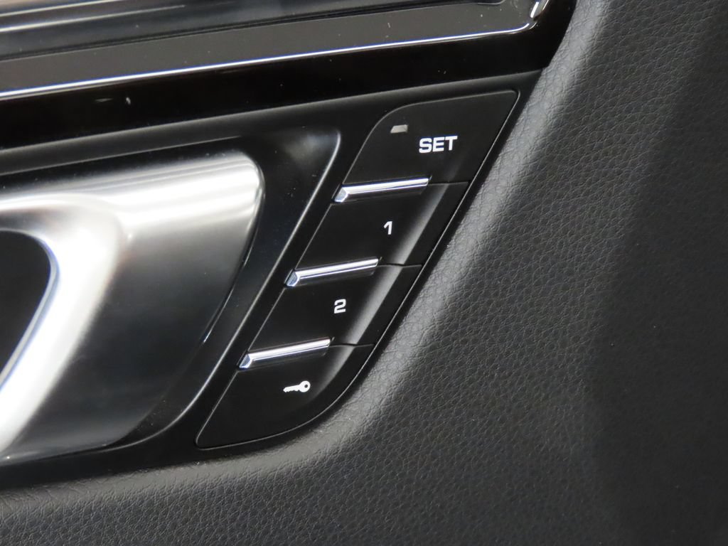 Certified 2025 Porsche Macan AWD/4WD image 35
