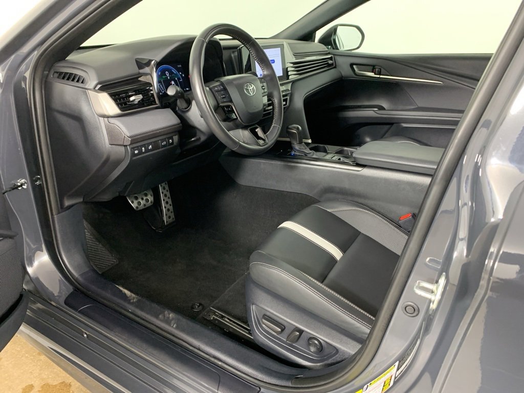 Used 2025 Toyota Camry SE image 30